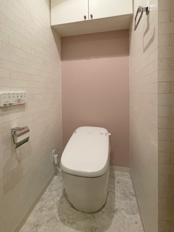 パステルピンクとタイル調クロスでイメージ一新!LIXILの最新トイレに 大田区M様邸 パステルピンクとタイル調クロスでイメージ一新!LIXILの最新トイレに 大田区M様邸